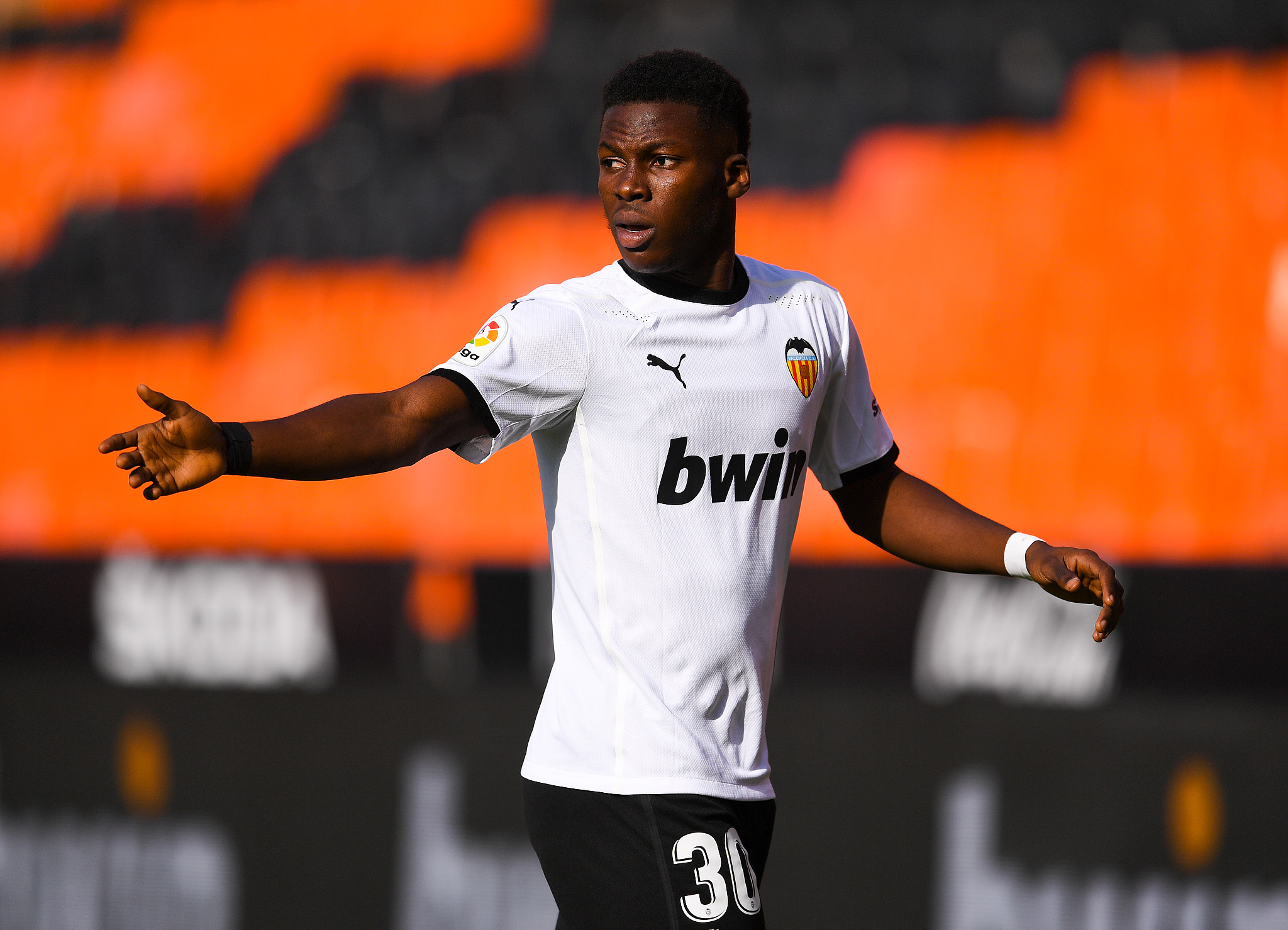 德甲关键时刻走向成谜，瓦伦西亚扳平良机，气氛紧张，控场能力受关注的简单介绍